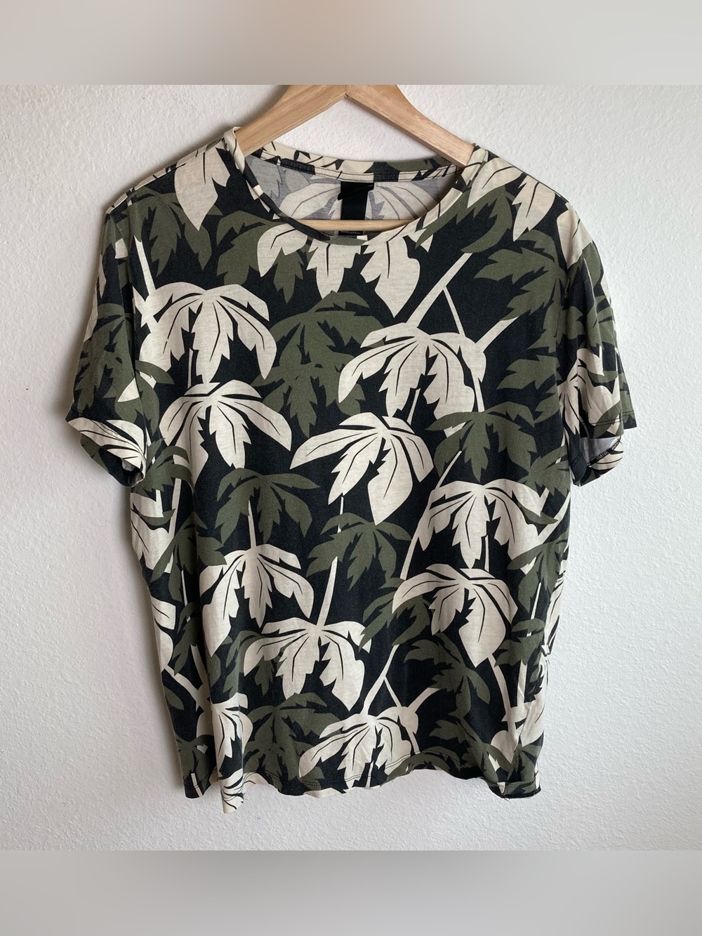 H&M Tropical Garden T-shirt Men's Size Medium Floral Leaves Multicolored
